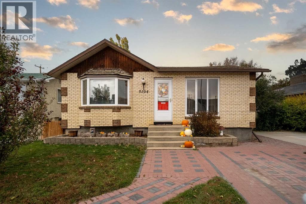 5104 2 Street — Coalhurst, Alberta - Main photo