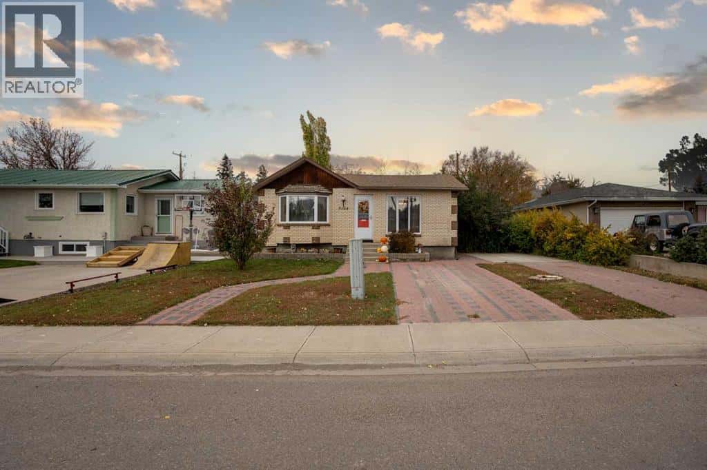 5104 2 Street — Coalhurst, Alberta - Photo 2 of 36