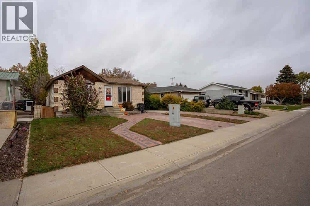 5104 2 Street — Coalhurst, Alberta - Photo 3 of 36