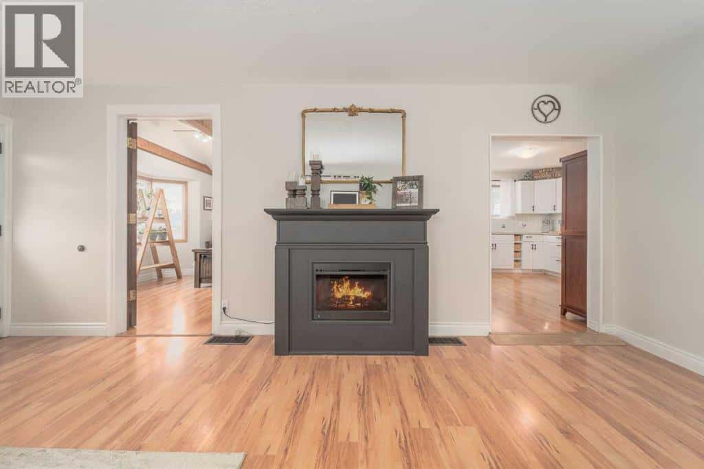 5104 2 Street — Coalhurst, Alberta - Photo 5 of 36