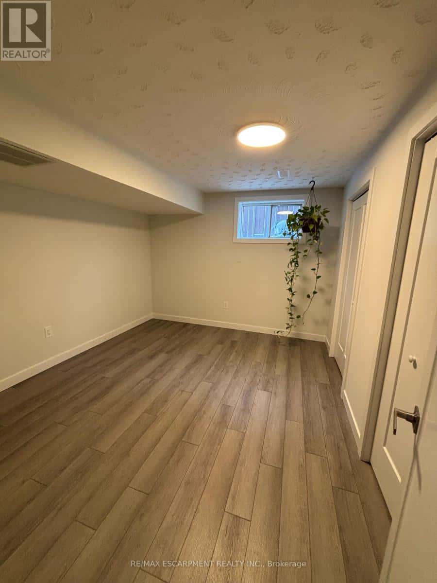 LOWER - 19 PAVAROTTI COURT — Hamilton (Gershome), Ontario - Photo 2 of 23