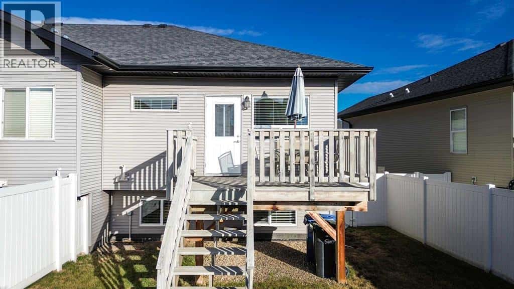 129 Henderson Crescent — Penhold, Alberta - Photo 2 of 34