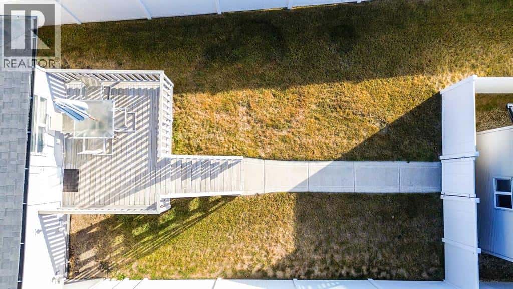 129 Henderson Crescent — Penhold, Alberta - Photo 4 of 34