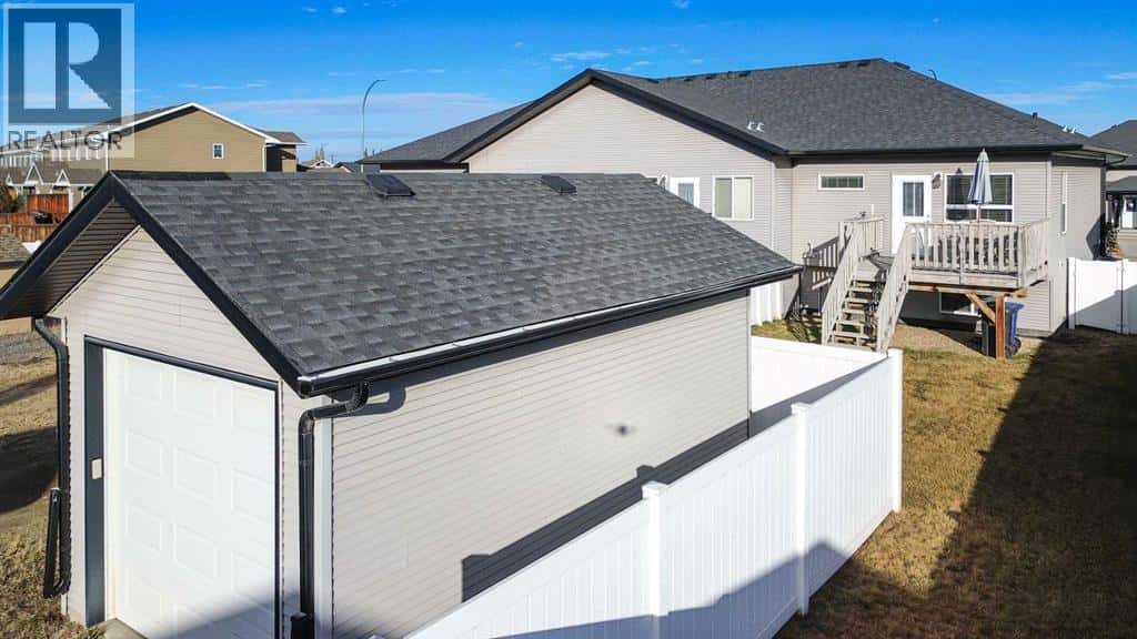 129 Henderson Crescent — Penhold, Alberta - Photo 3 of 34