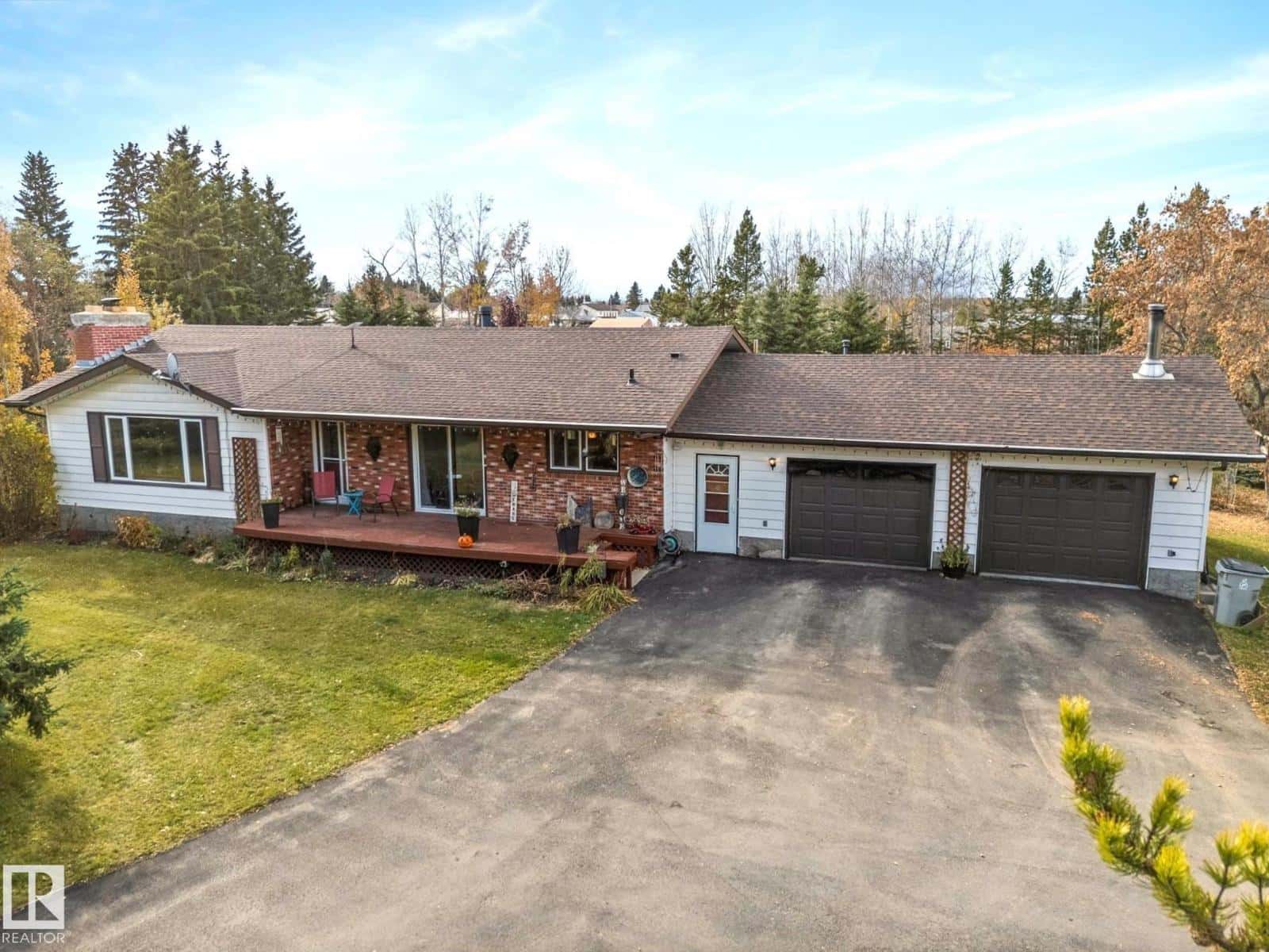 4911 46 St — Evansburg, Alberta - Photo 2 of 68