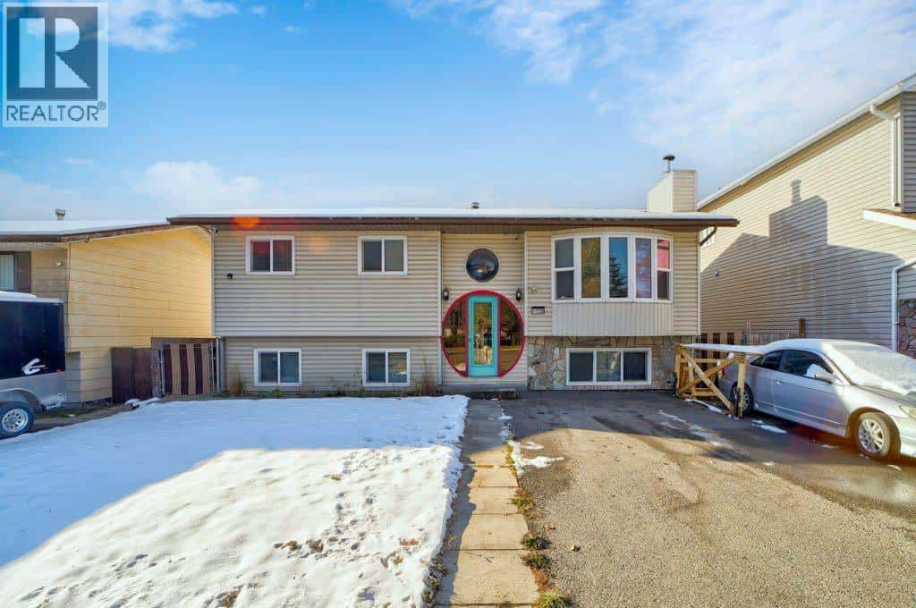 11538 21 Avenue — Blairmore, Alberta - Photo 2 of 30