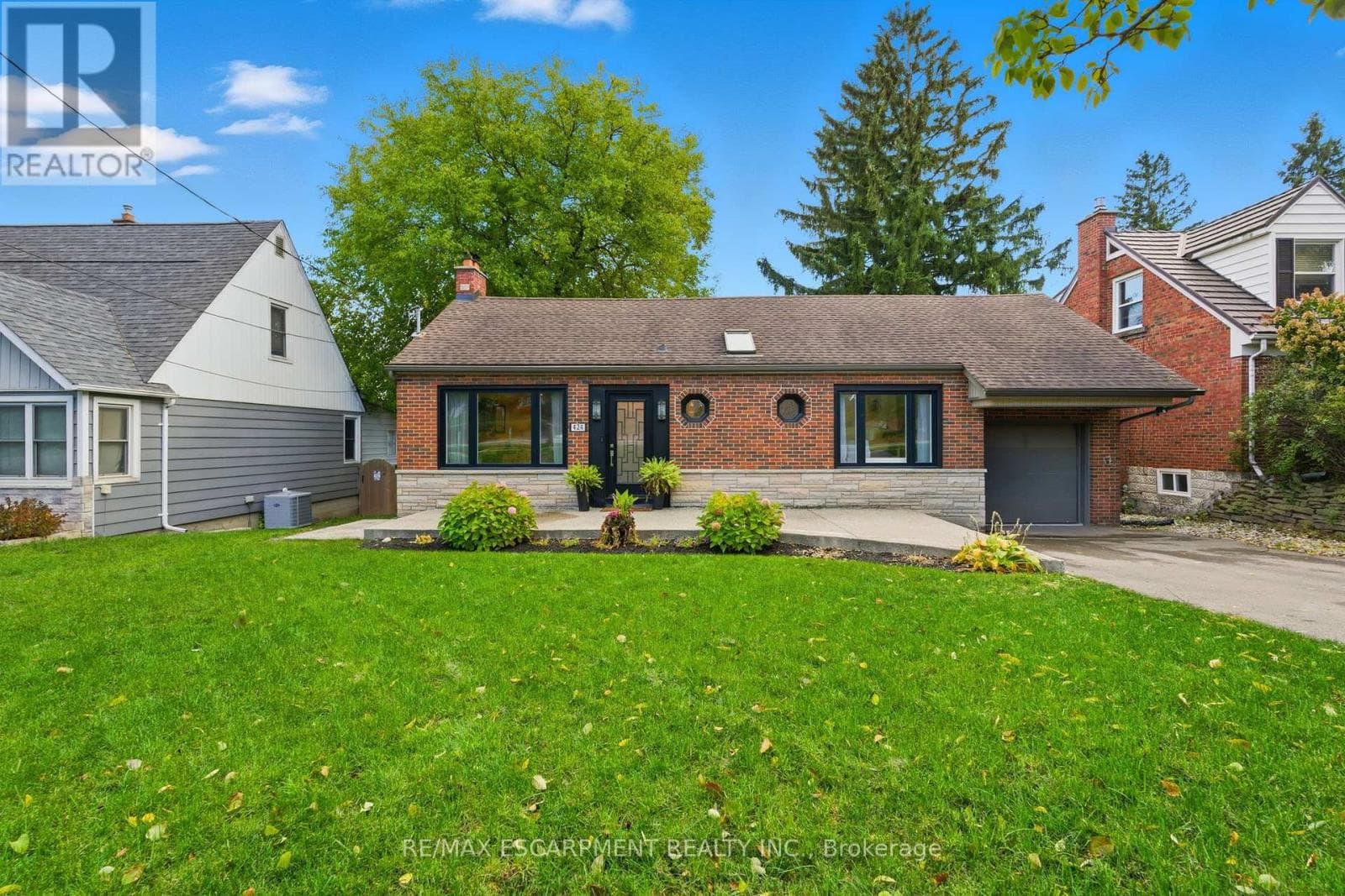 424 PLAINS ROAD W — Burlington (Bayview), Ontario - Main photo