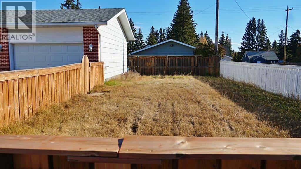 216 Third Avenue N — Marwayne, Alberta - Photo 4 of 30