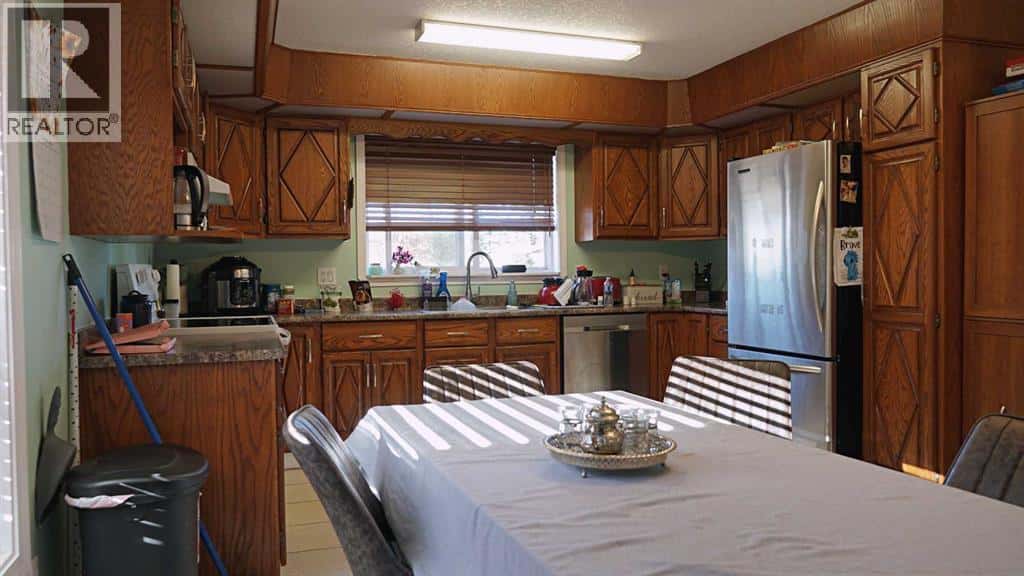 216 Third Avenue N — Marwayne, Alberta - Photo 5 of 30