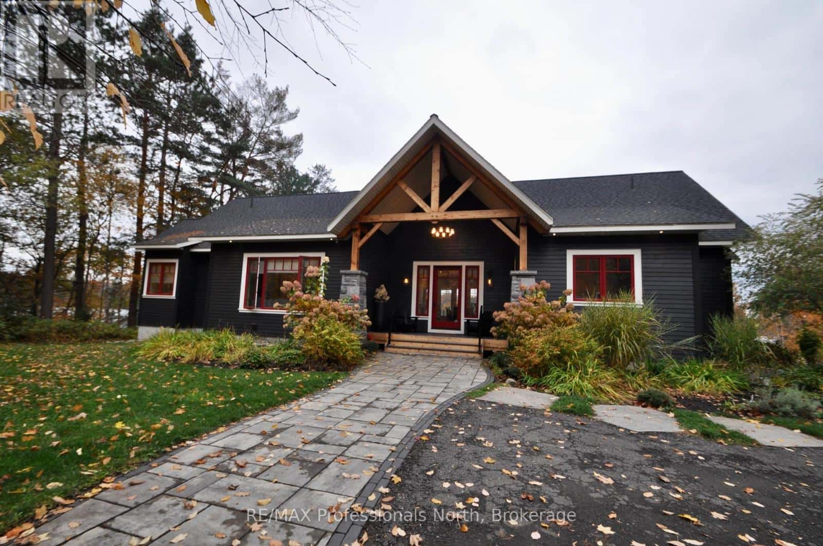 11 TIPPER LN LANE — Huntsville (Stisted), Ontario - Photo 4 of 49