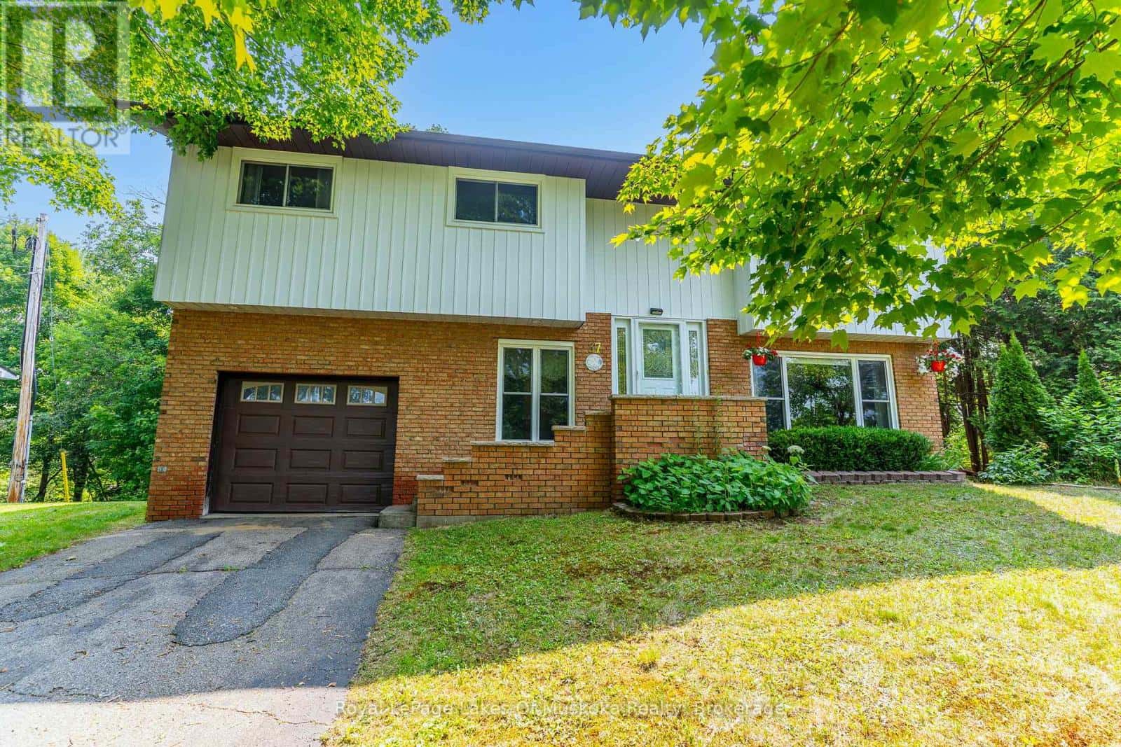 37 CHURCH STREET — Bracebridge (Monck (Bracebridge)), Ontario - Photo 2 of 44