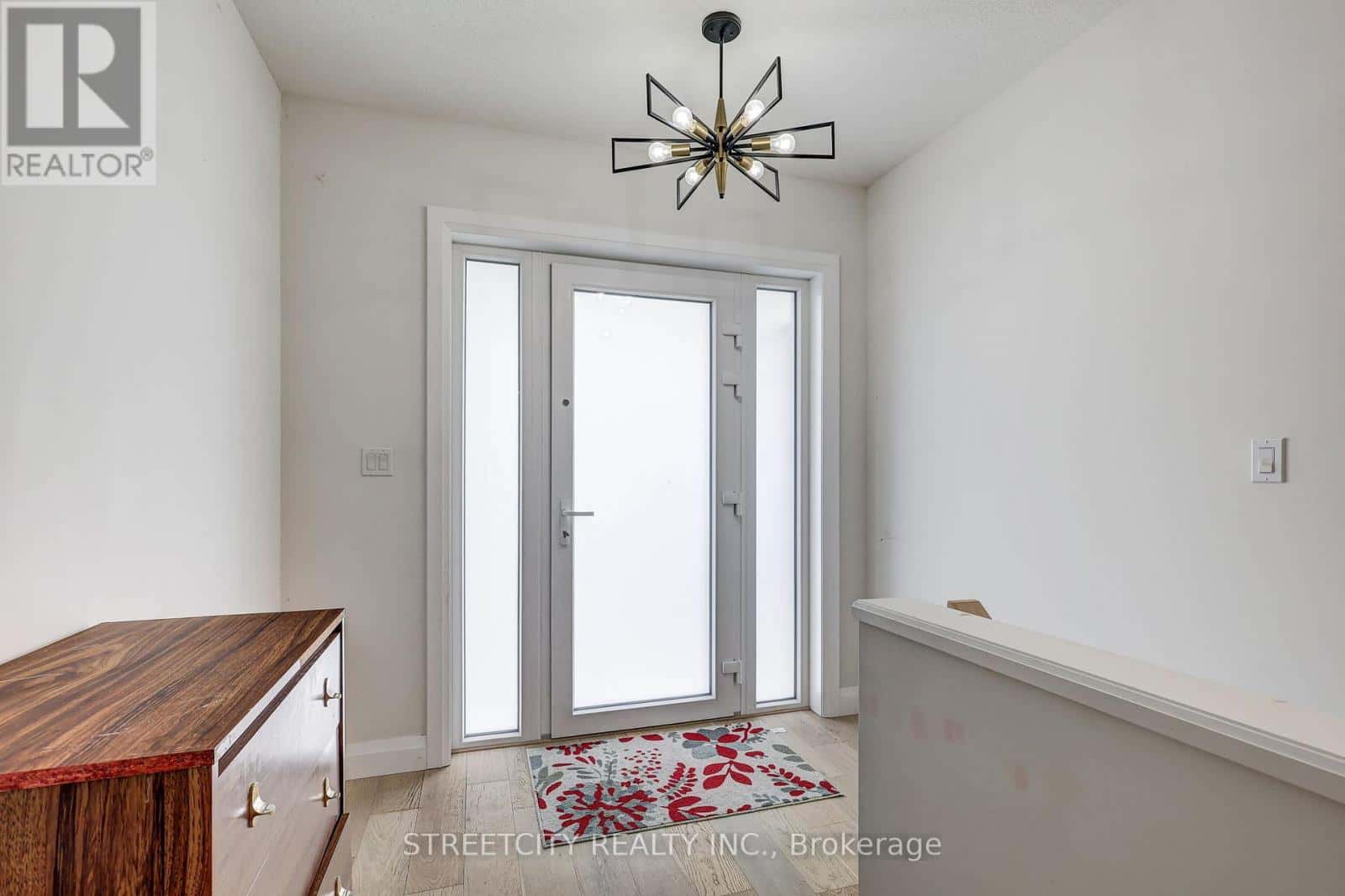 42 ALEXANDER CIRCLE — Strathroy-Caradoc (SE), Ontario - Photo 2 of 34