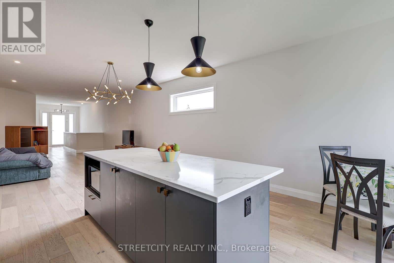 42 ALEXANDER CIRCLE — Strathroy-Caradoc (SE), Ontario - Photo 4 of 34