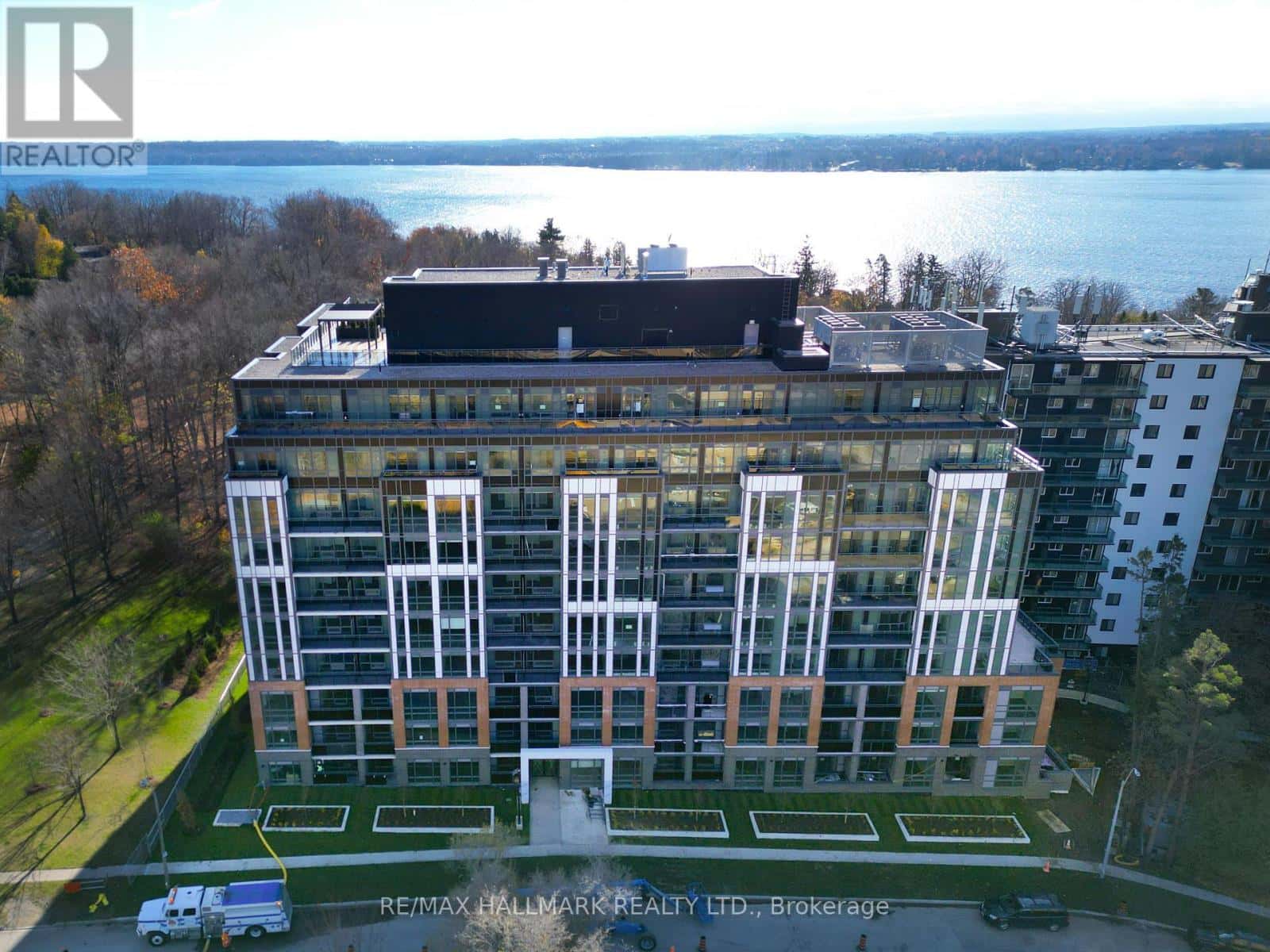 422 - 41 JOHNSON STREET — Barrie (North Shore), Ontario - Photo 2 of 21