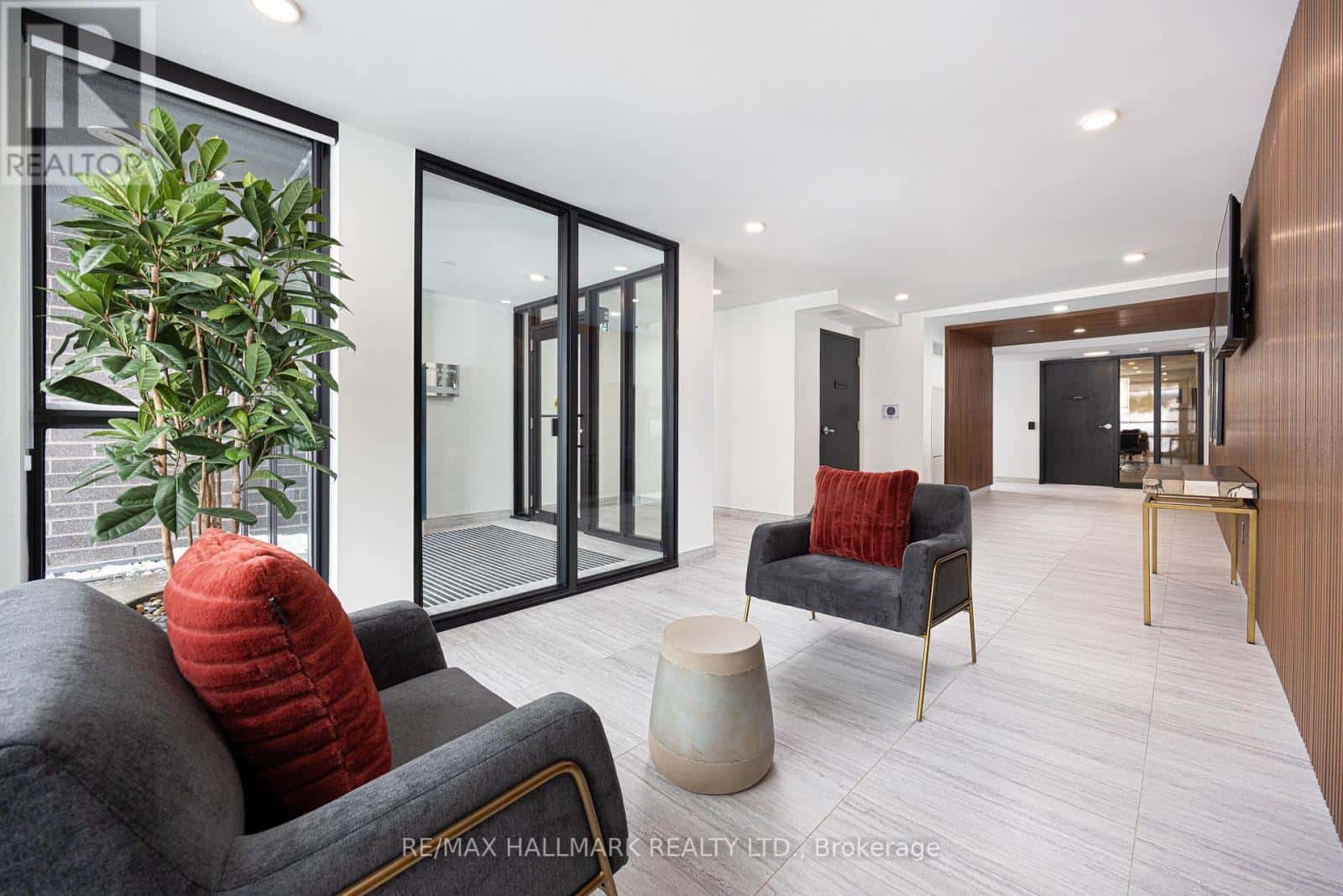 422 - 41 JOHNSON STREET — Barrie (North Shore), Ontario - Photo 3 of 21