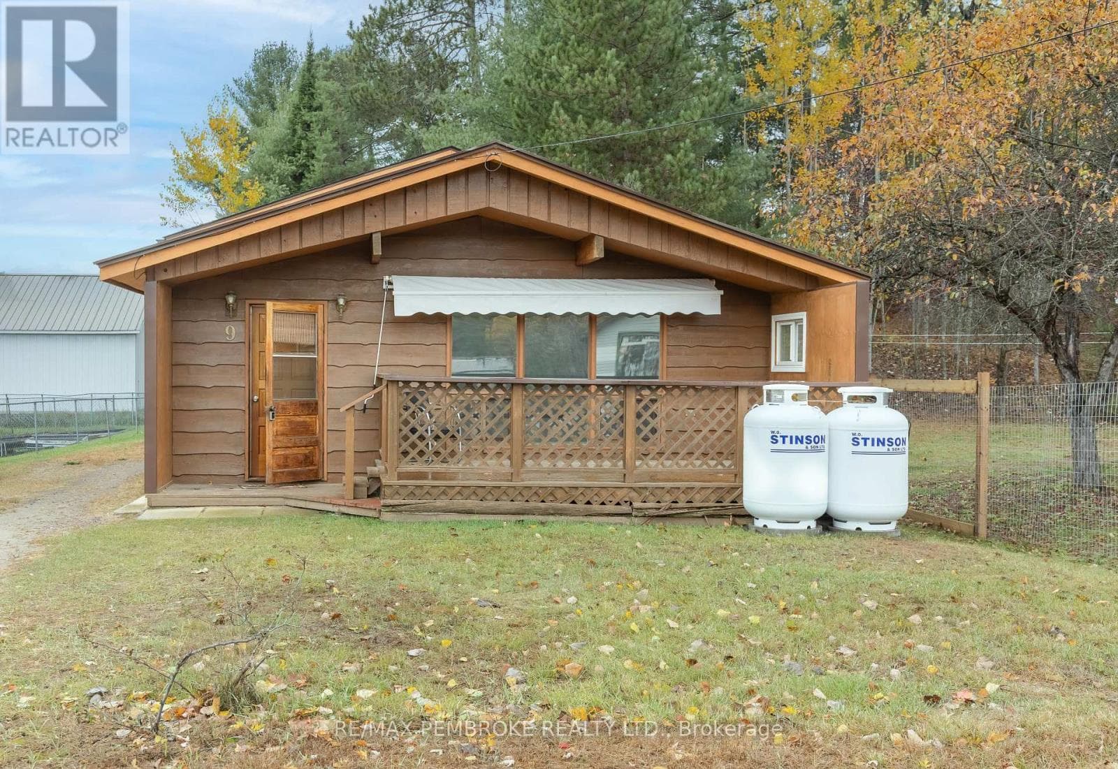 9 PETER STREET — Laurentian Hills, Ontario - Main photo