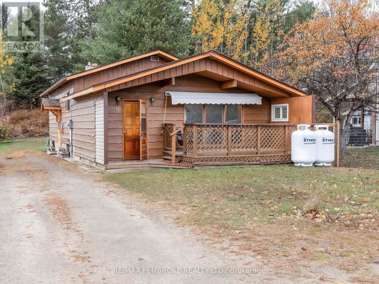 9 PETER STREET — Laurentian Hills, Ontario - Photo 2 of 29