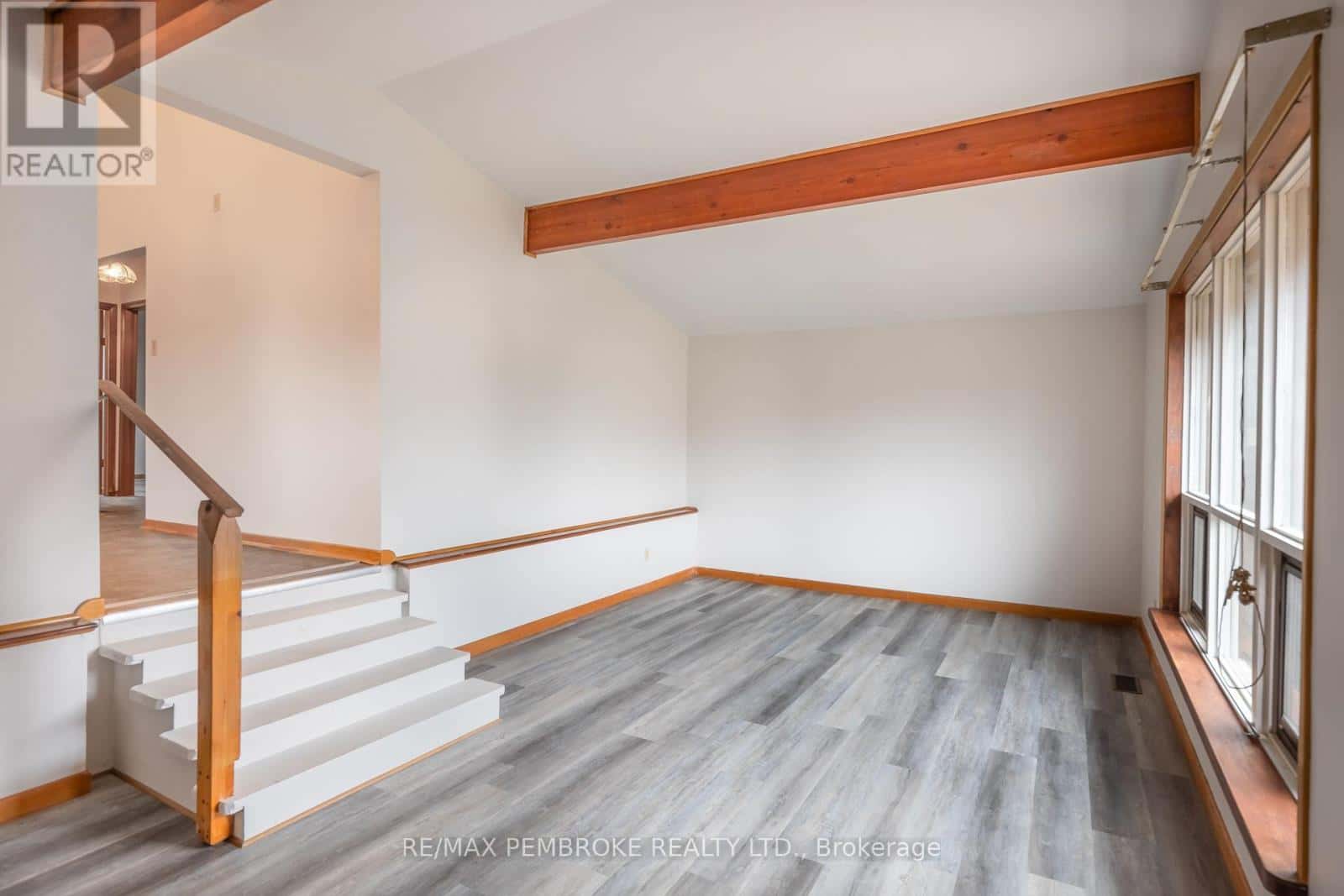 9 PETER STREET — Laurentian Hills, Ontario - Photo 3 of 29