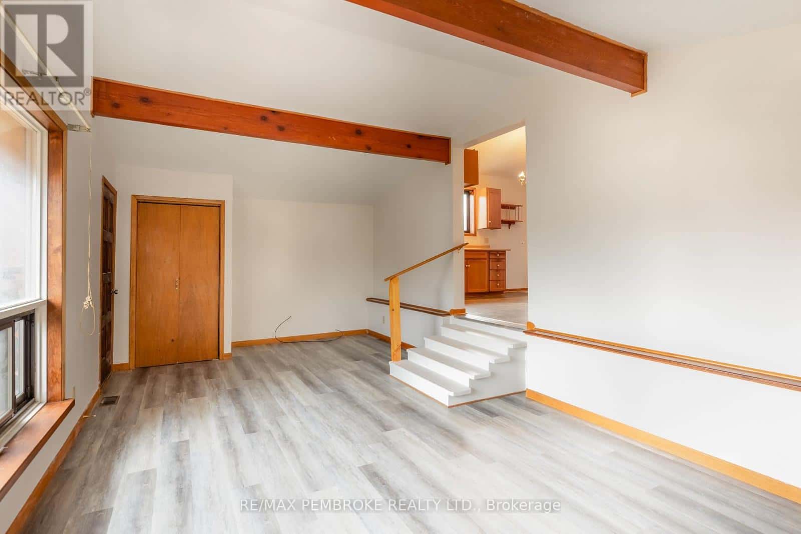 9 PETER STREET — Laurentian Hills, Ontario - Photo 5 of 29