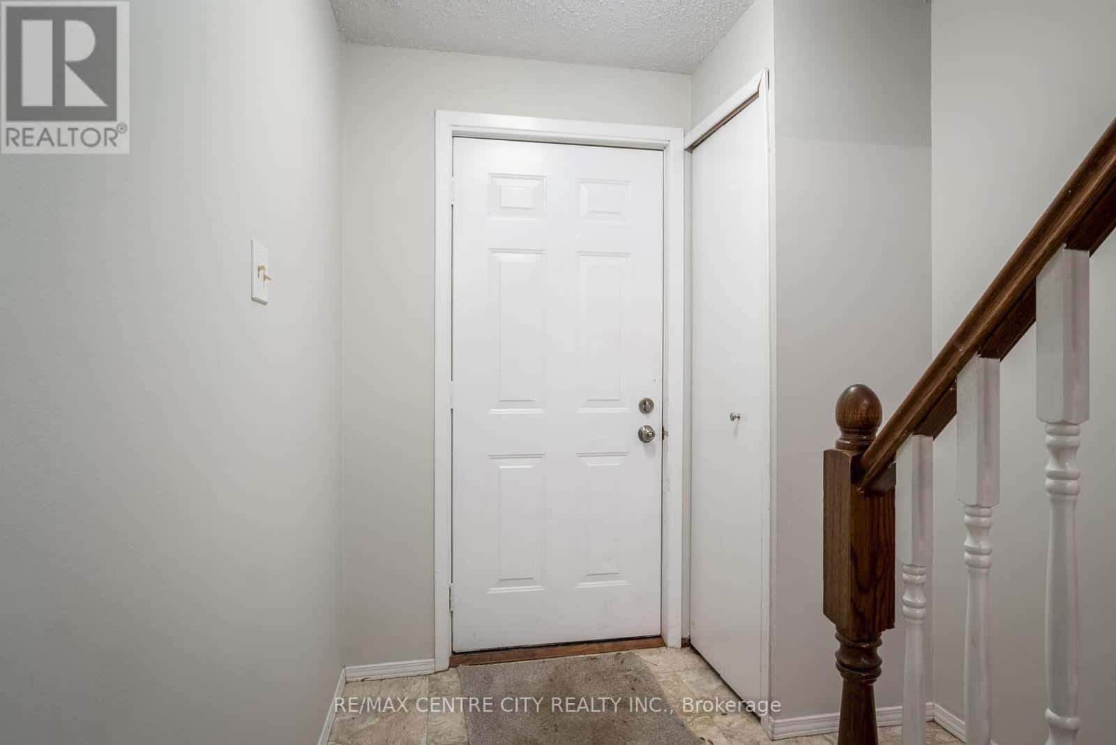 124 - 320 WESTMINSTER AVENUE — London South (South H), Ontario - Photo 2 of 23