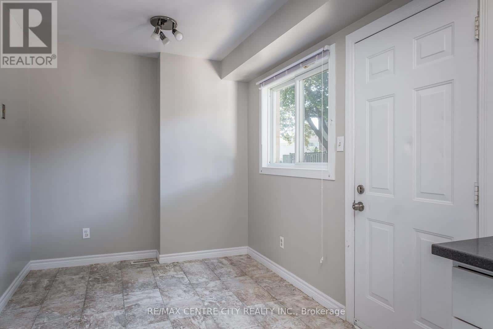 124 - 320 WESTMINSTER AVENUE — London South (South H), Ontario - Photo 4 of 23