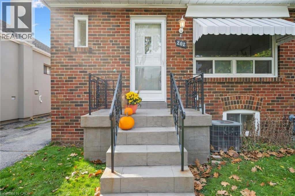 202 ALDERBRAE Avenue — Etobicoke, Ontario - Photo 4 of 42