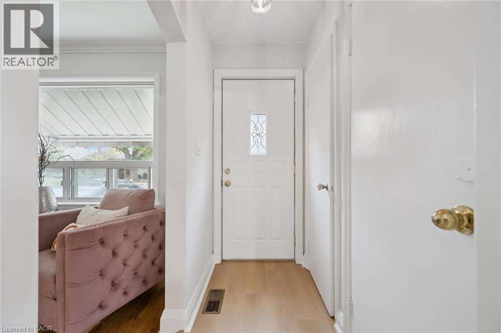 202 ALDERBRAE Avenue — Etobicoke, Ontario - Photo 5 of 42