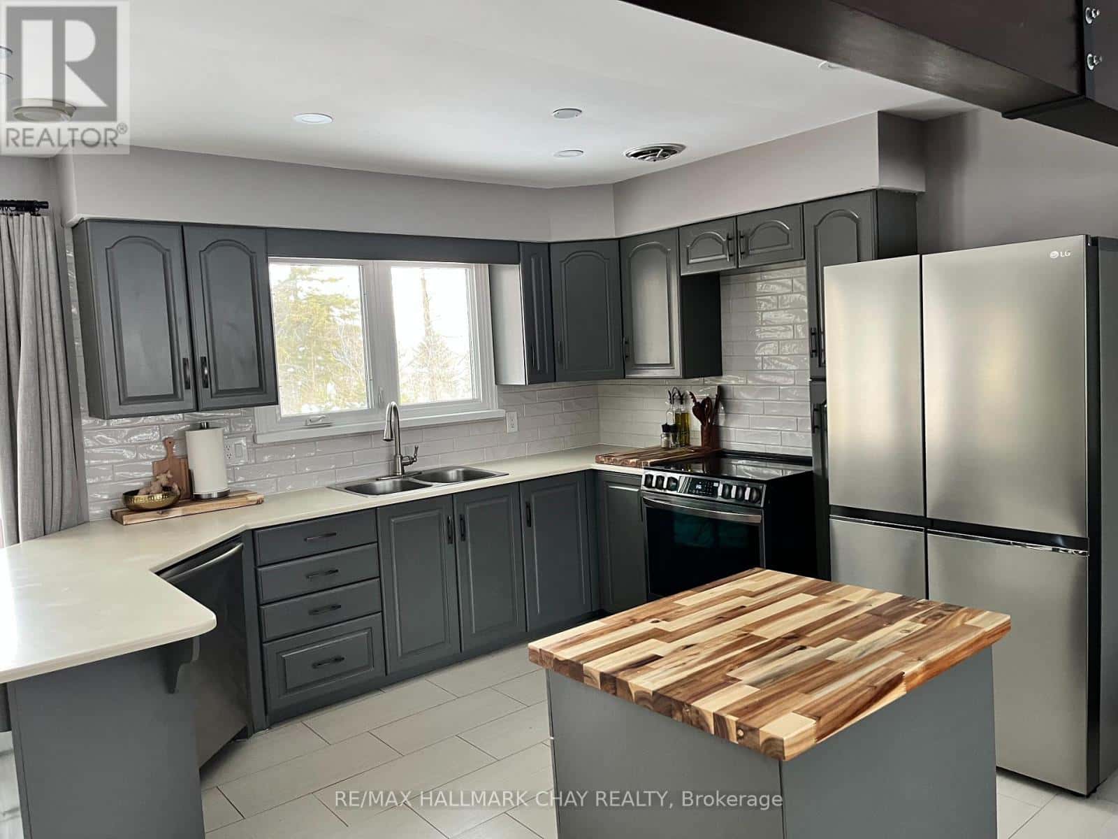 595 BIG BAY POINT ROAD E — Barrie (Bayshore), Ontario - Photo 2 of 9