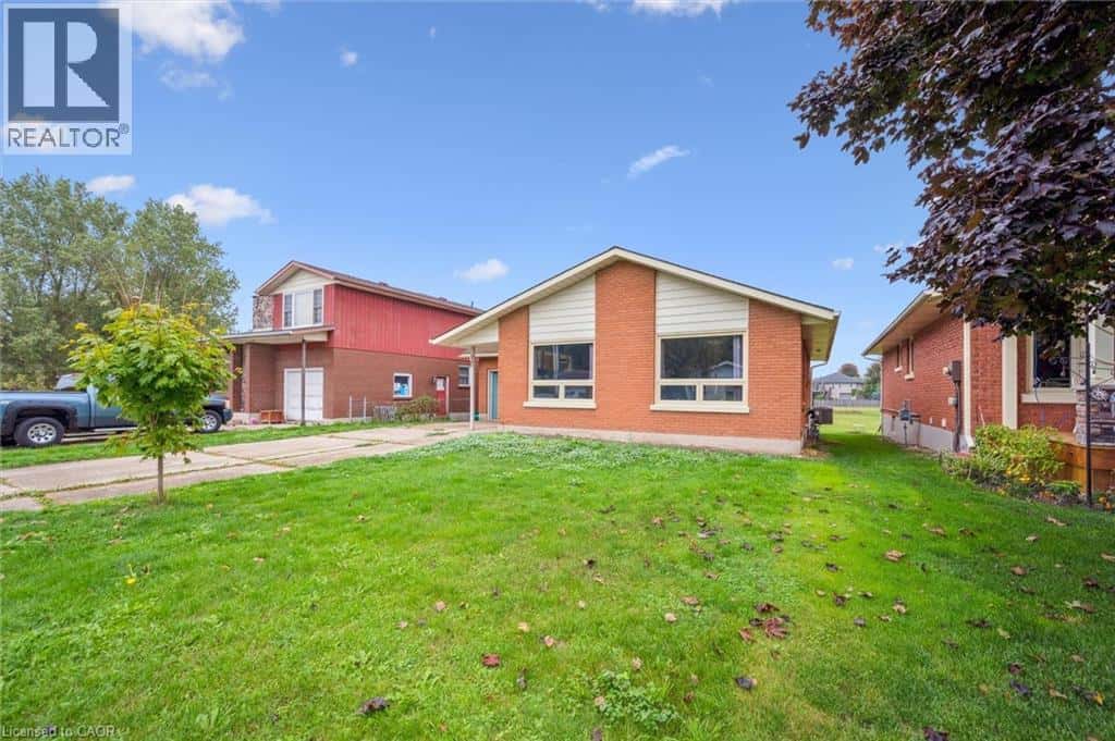 635 RAGLAN Street — Palmerston, Ontario - Photo 3 of 40