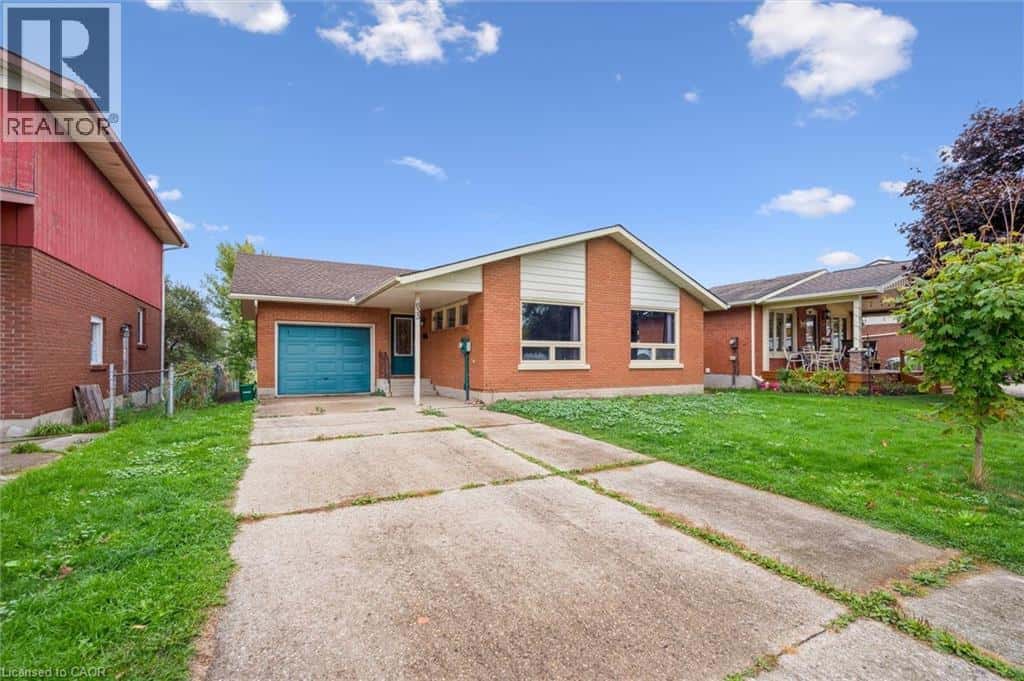 635 RAGLAN Street — Palmerston, Ontario - Photo 4 of 40