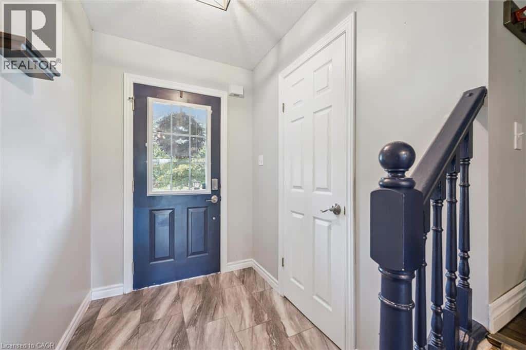 108 GIBBONS Drive — Fergus, Ontario - Photo 4 of 40