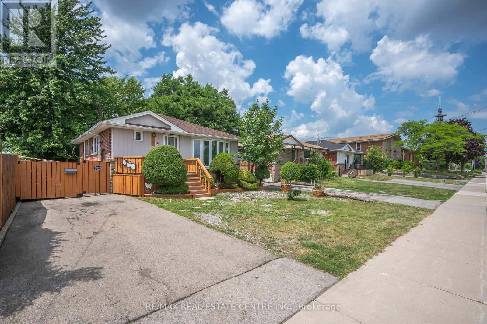 676 UPPER WENTWORTH STREET — Hamilton (Hill Park), Ontario - Photo 2 of 36