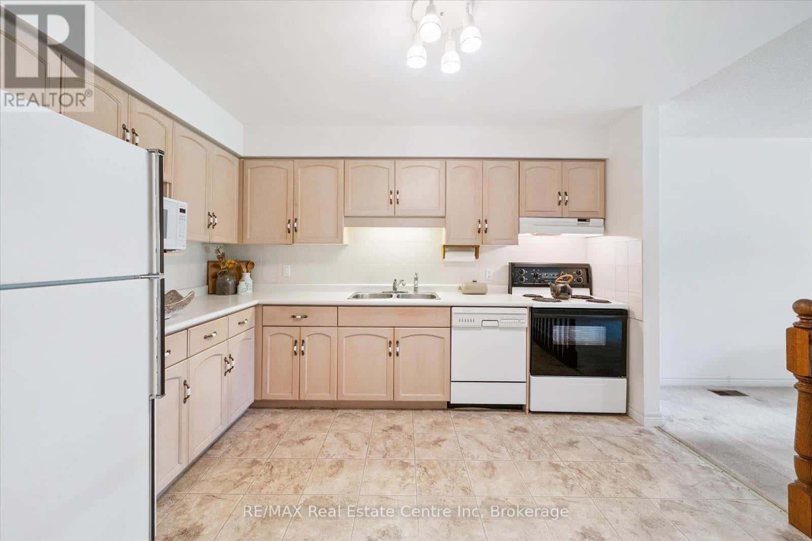 3 GARDENVIEW COURT — Guelph (Village By The Arboretum), Ontario - Photo 5 of 34