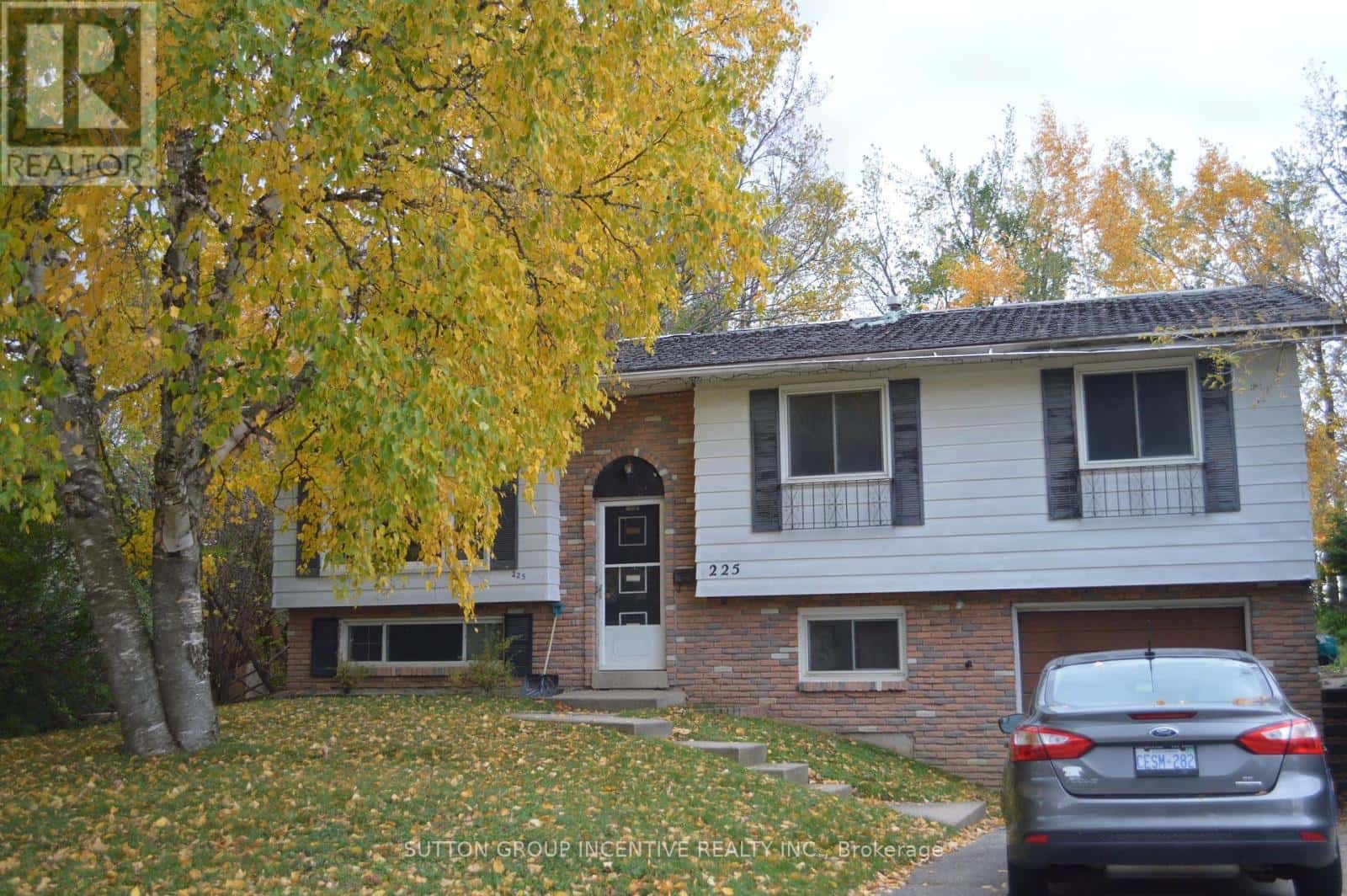 225 PINE DRIVE — Barrie (Bayshore), Ontario - Photo 2 of 2