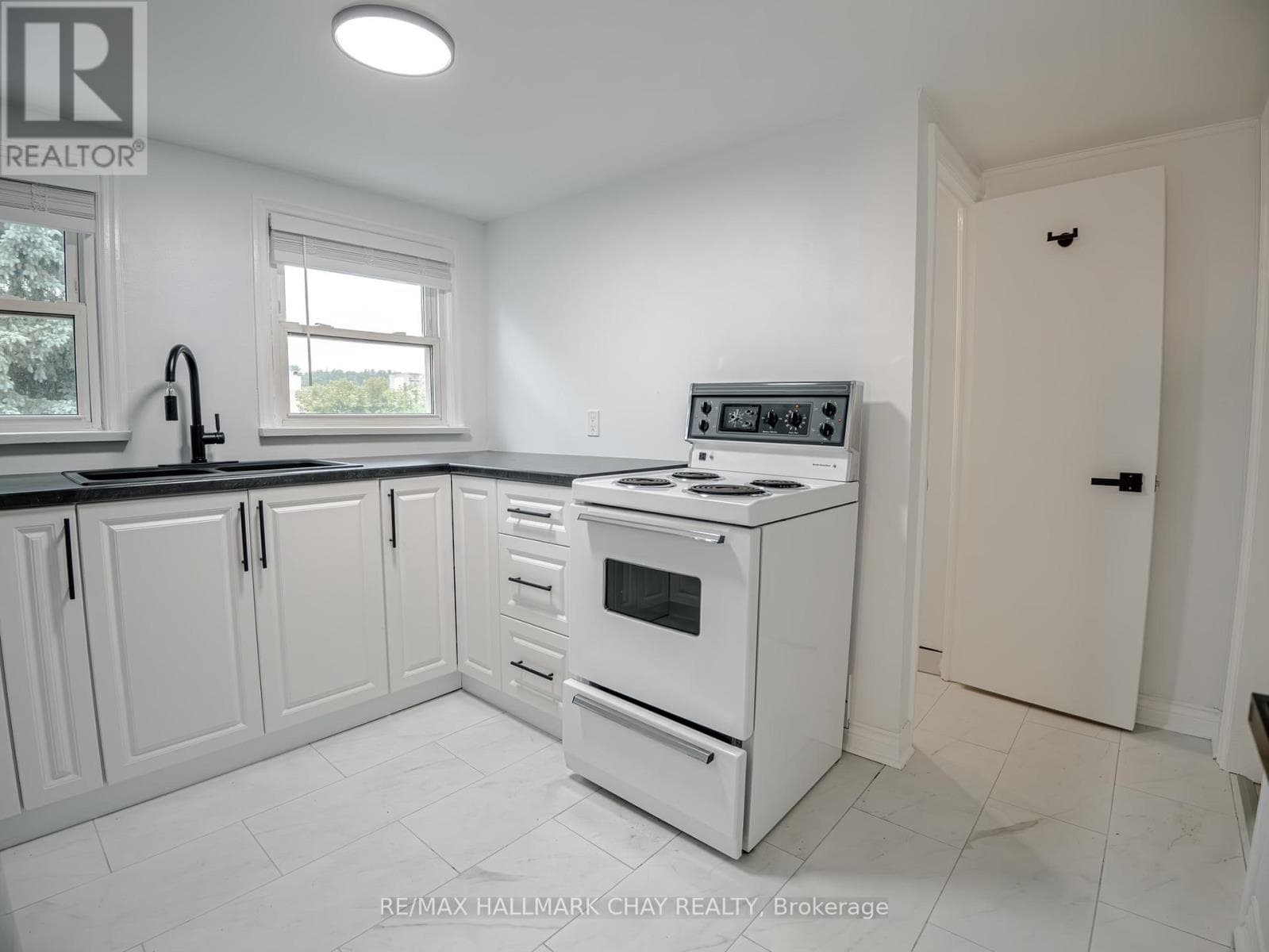 UPPER - 100 DONALD STREET — Barrie (Lakeshore), Ontario - Main photo