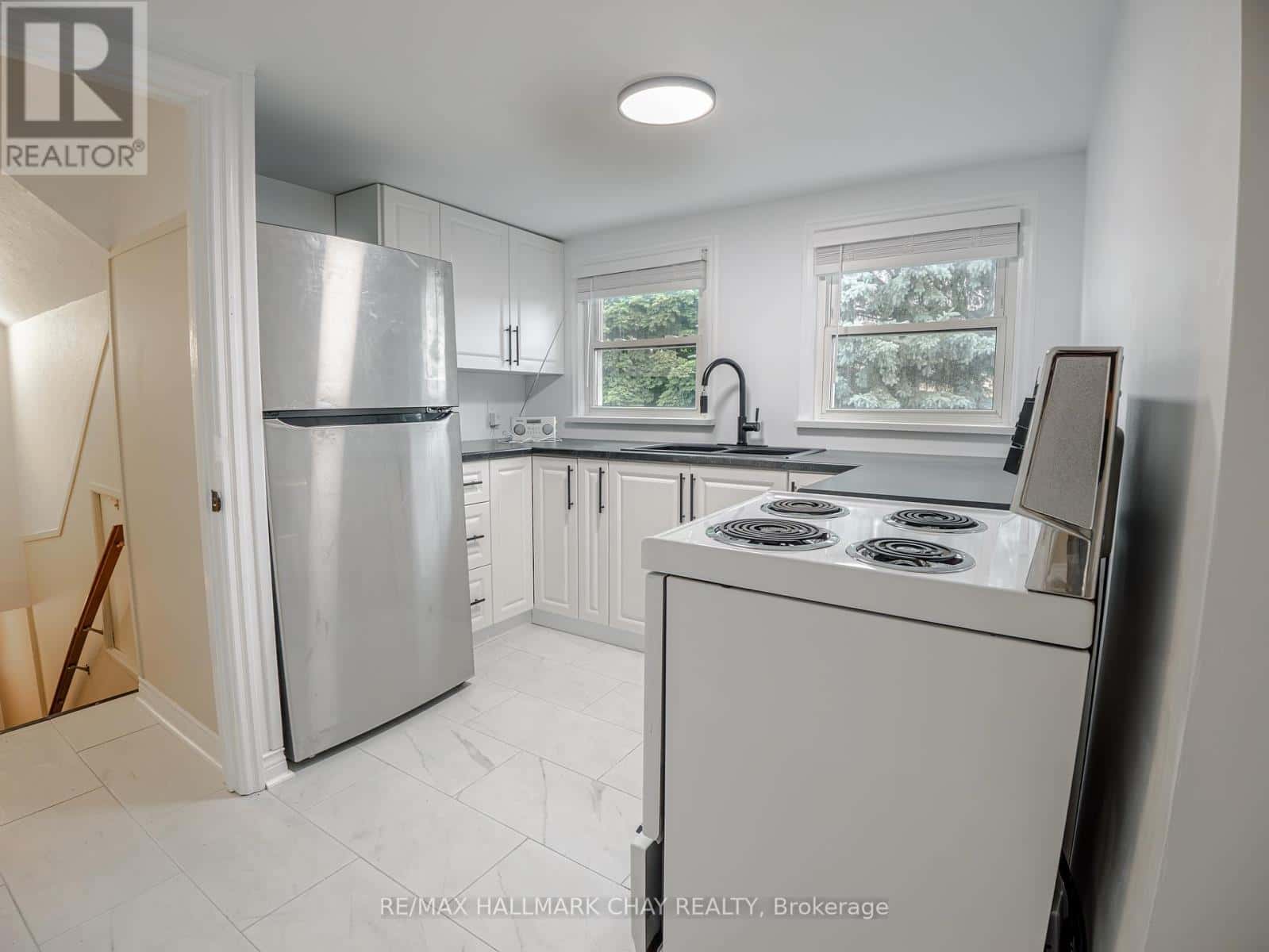 UPPER - 100 DONALD STREET — Barrie (Lakeshore), Ontario - Photo 2 of 17