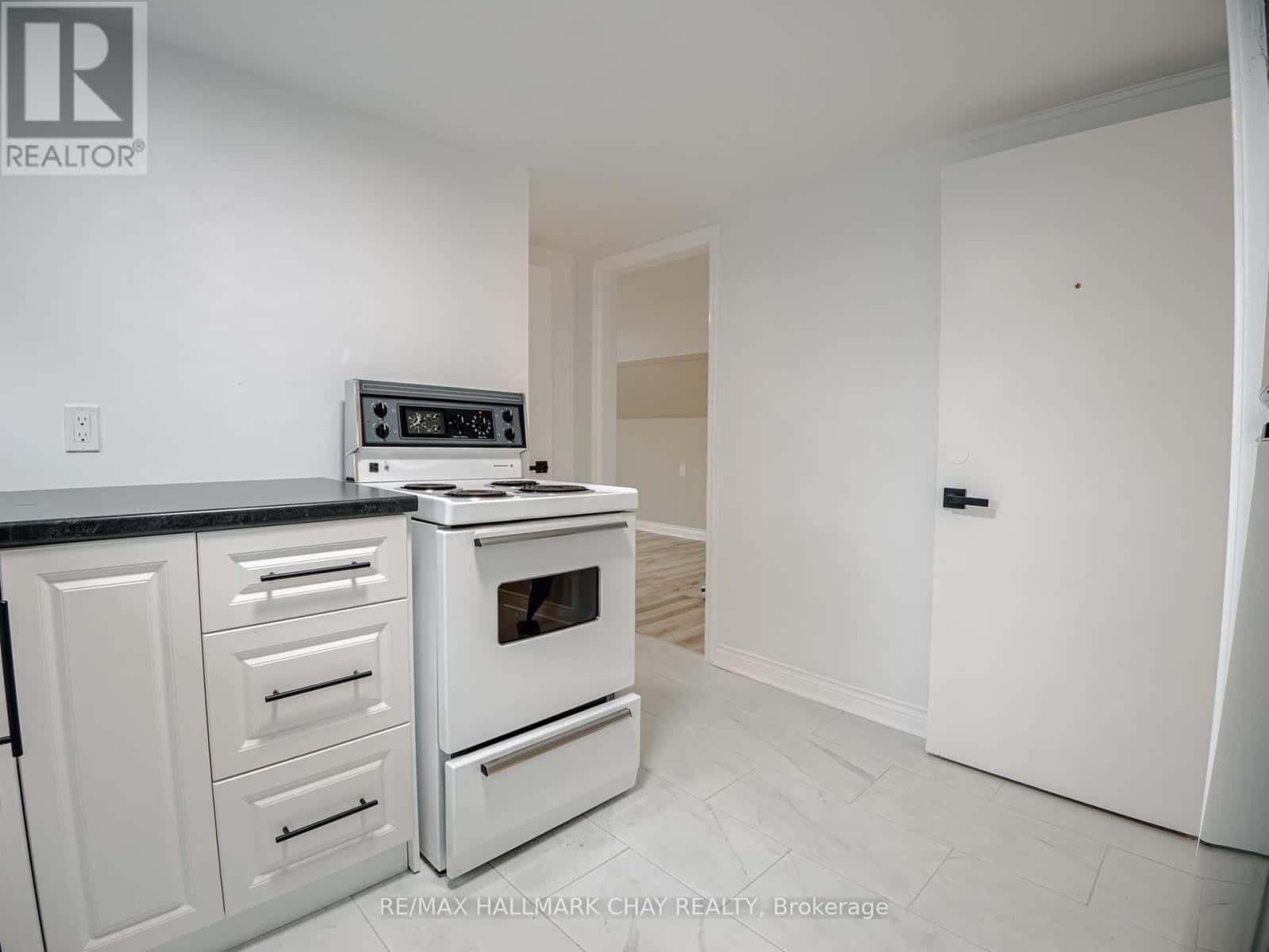 UPPER - 100 DONALD STREET — Barrie (Lakeshore), Ontario - Photo 3 of 17