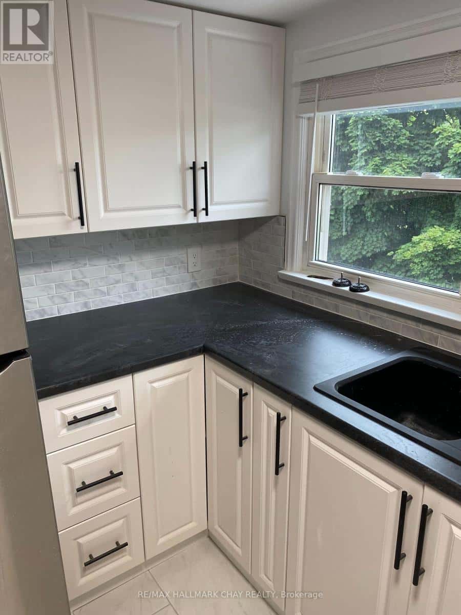 UPPER - 100 DONALD STREET — Barrie (Lakeshore), Ontario - Photo 4 of 17