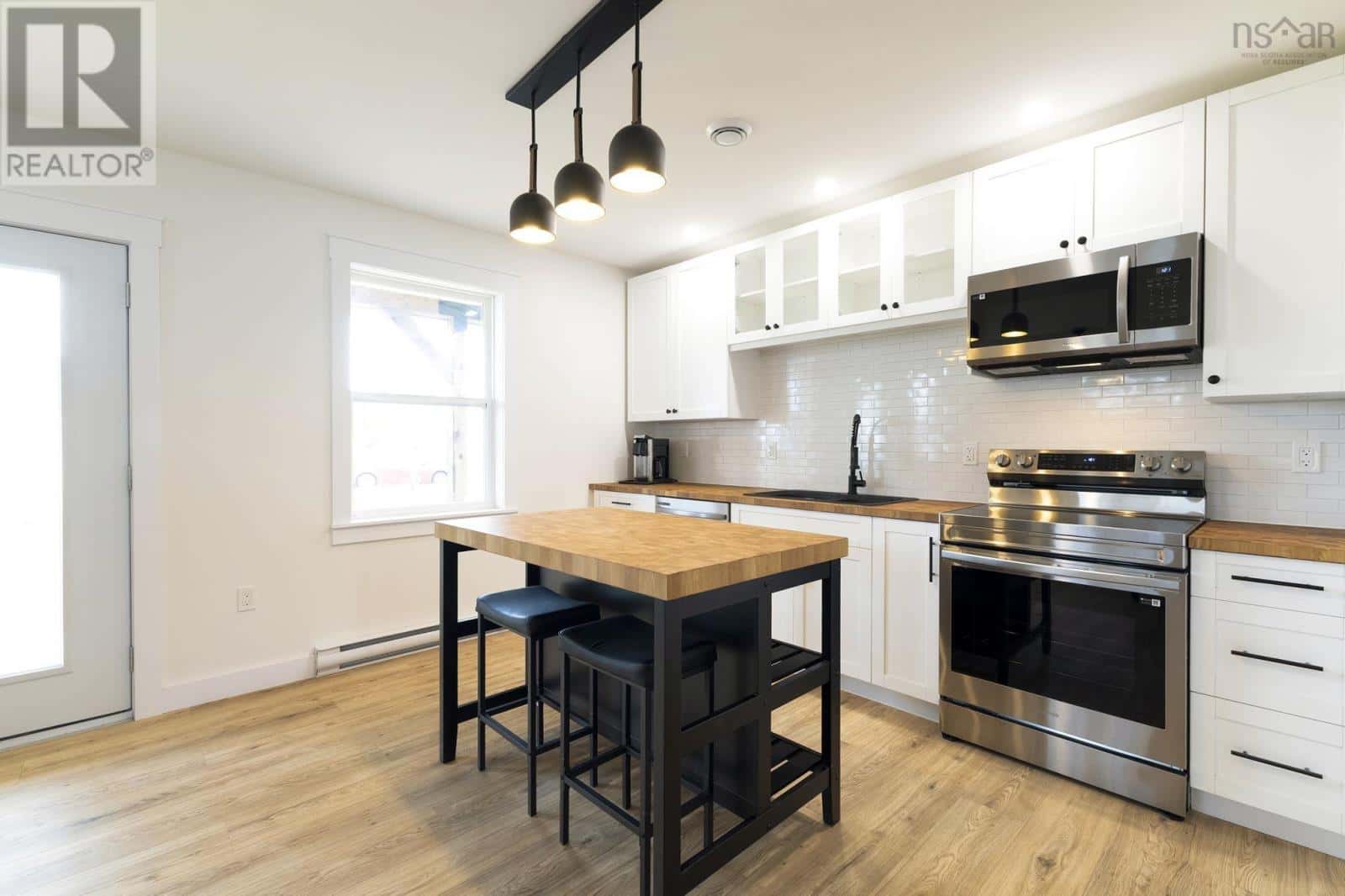 58 Oak St — Pictou, Nova Scotia - Photo 2 of 19