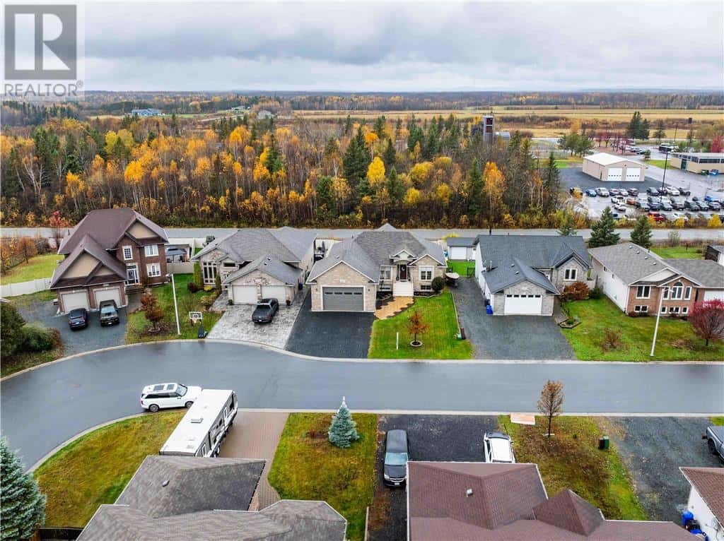 4721 Country Club Drive — Azilda, Ontario - Photo 3 of 32