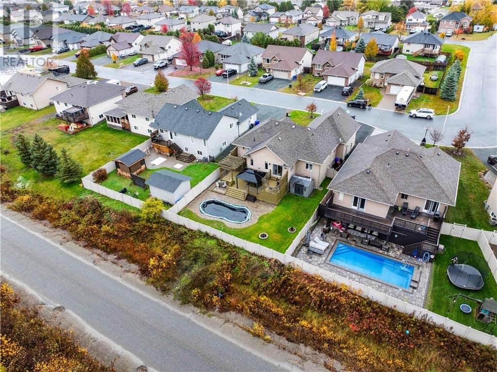 4721 Country Club Drive — Azilda, Ontario - Photo 4 of 32