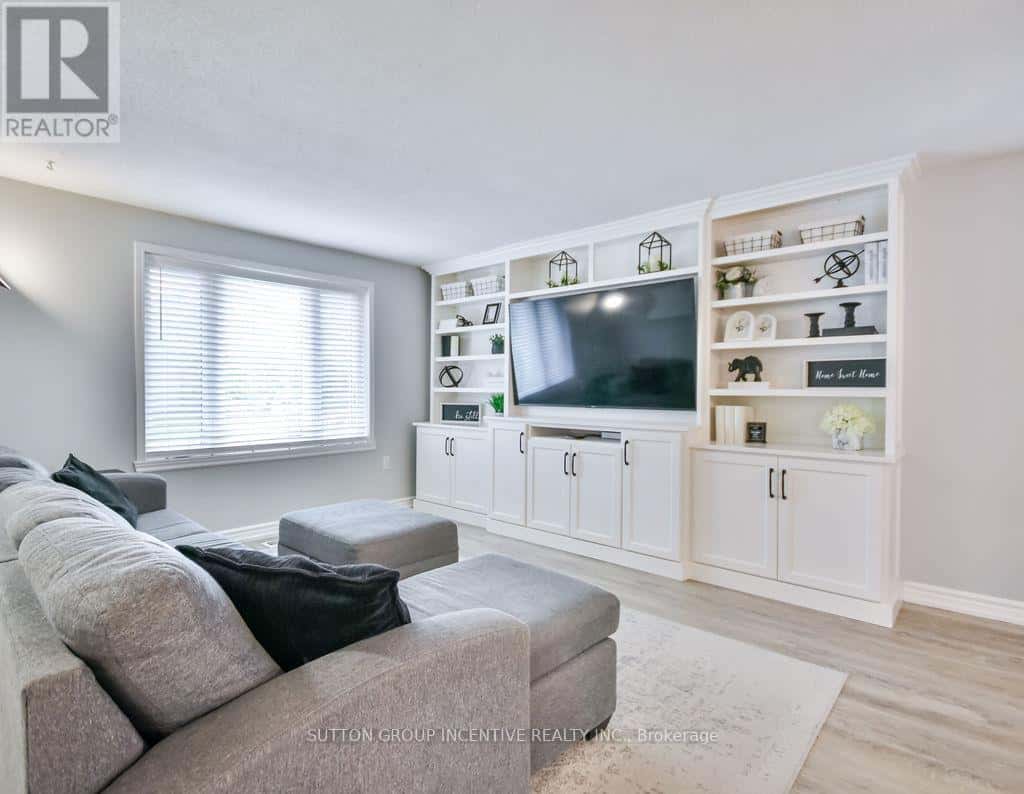 29 WELLS CRESCENT — Barrie (Sunnidale), Ontario - Photo 5 of 24