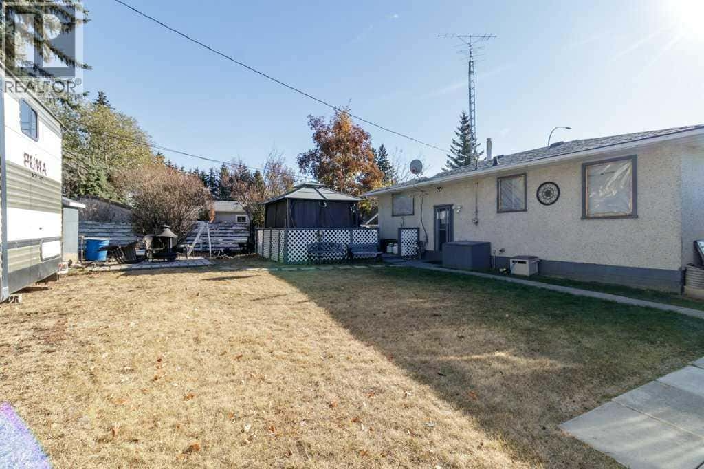 4638 50 Avenue — Bentley, Alberta - Photo 3 of 30