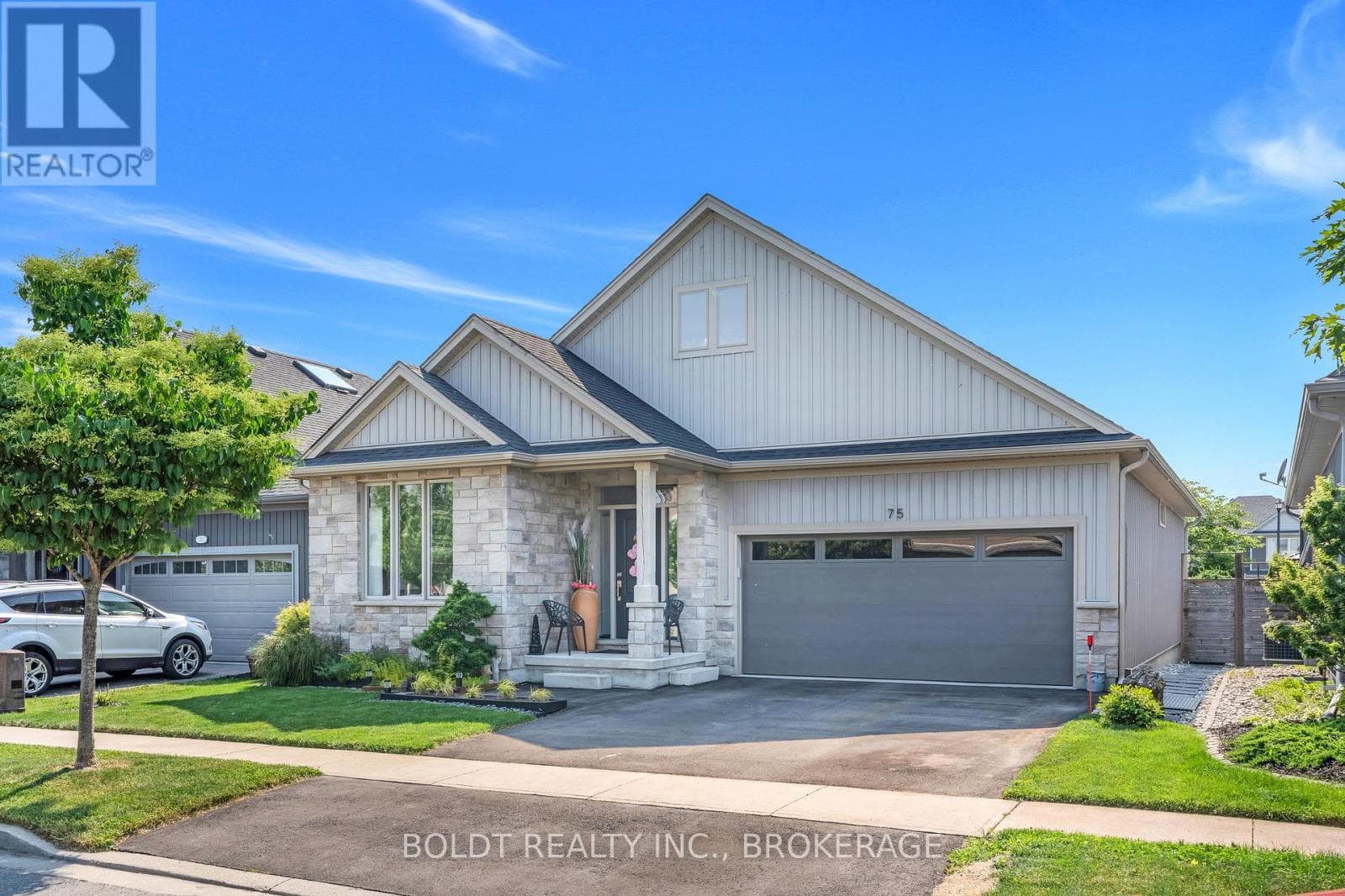 75 PARKSIDE DRIVE — St. Catharines (Port Weller), Ontario - Main photo