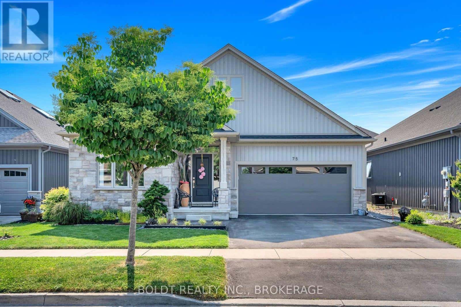 75 PARKSIDE DRIVE — St. Catharines (Port Weller), Ontario - Photo 2 of 40