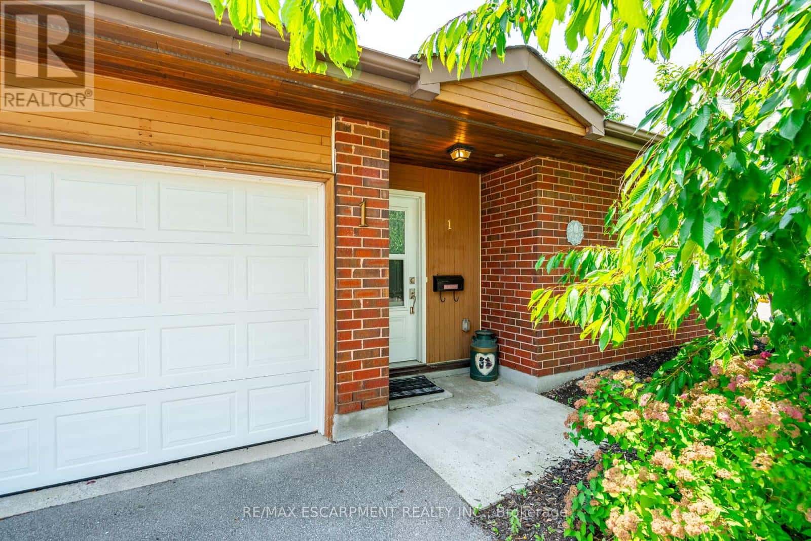 1 ARCHDEACON CLARK TRAIL — Hamilton (Kennedy), Ontario - Photo 3 of 39