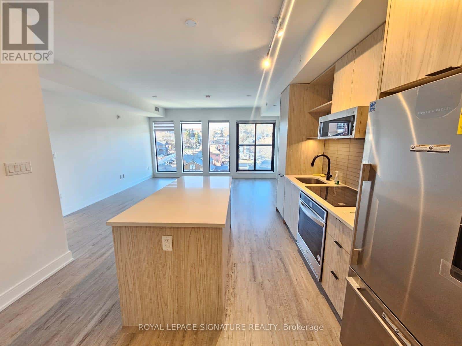 622 - 185 DUNLOP STREET E — Barrie (Lakeshore), Ontario - Photo 2 of 31