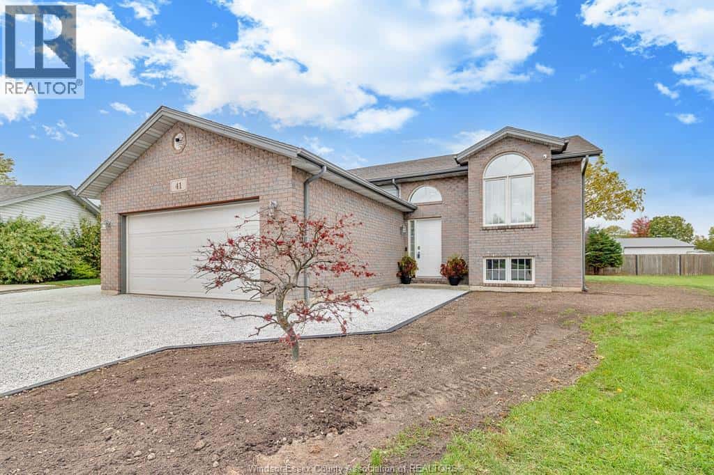 41 LAURA CRESCENT — Colchester, Ontario - Photo 2 of 47