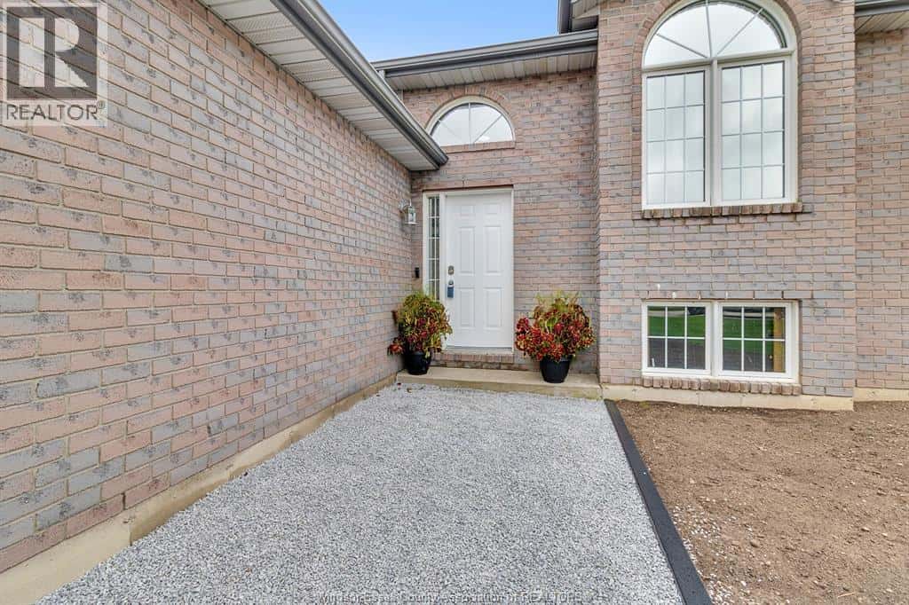 41 LAURA CRESCENT — Colchester, Ontario - Photo 3 of 47