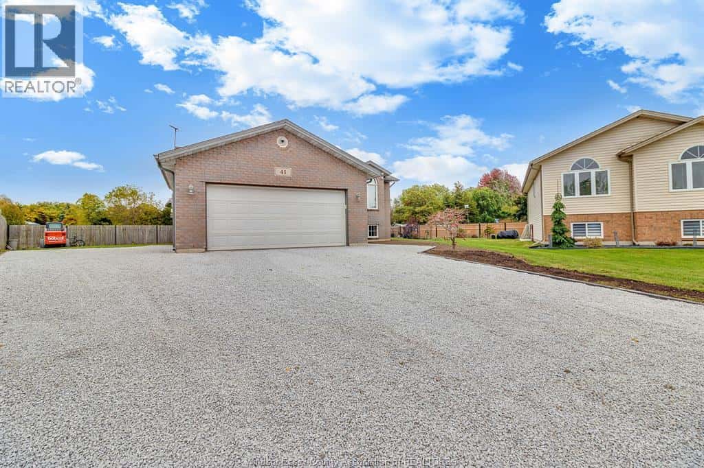 41 LAURA CRESCENT — Colchester, Ontario - Photo 4 of 47